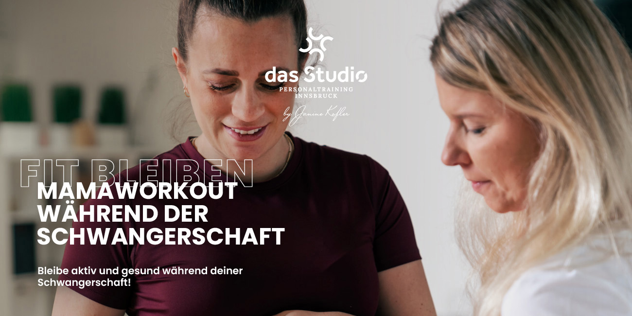 Eine schwangere Frau macht sanfte Fitnessübungen auf einer Matte, begleitet von einer Trainerin. Sie wirkt entspannt und fokussiert, während sie sich auf ihre Atmung und Bewegung konzentriert.