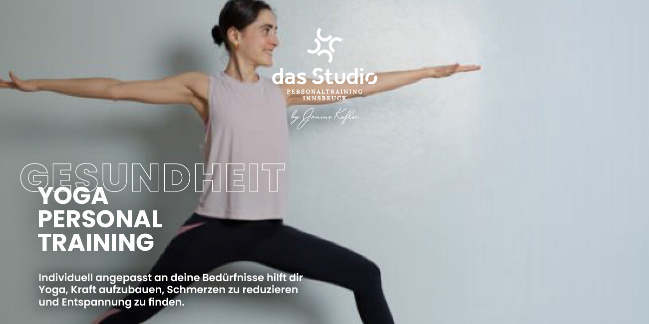 ine Frau praktiziert Yoga in einem ruhigen, harmonischen Raum. Mit konzentriertem Ausdruck führt sie eine kraftvolle, aber entspannende Pose aus, während sanftes Licht eine beruhigende Atmosphäre schafft.