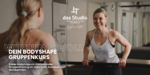 Janine trainiert gemeinsam im Bodyshape-Kurs mit Körpergewichtsübungen und Zusatzgeräten unter Anleitung einer Trainerin.