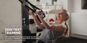 Eine Person trainiert mit TRX®-Schlingen und führt eine Übung zur Kräftigung der Muskulatur und Verbesserung der Körperstabilität aus.