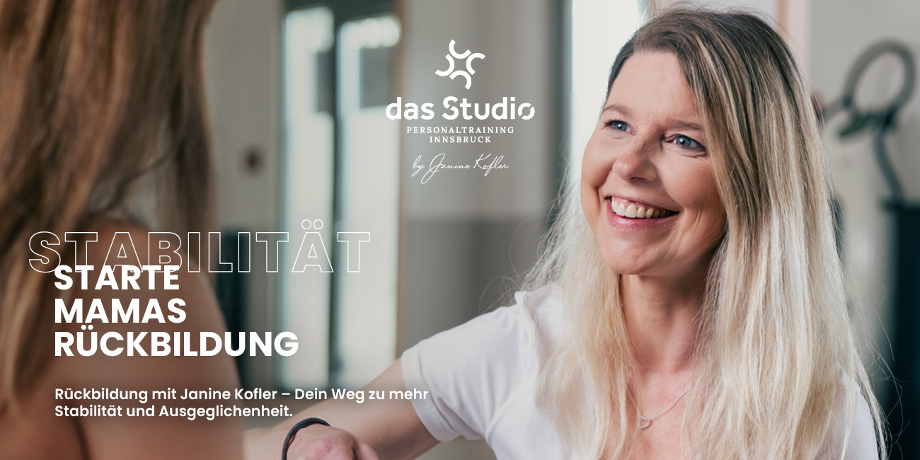Mutter beginnt mit einem Rückbildungstraining, das den Körper stärkt und die Muskulatur nach der Geburt aktiviert.