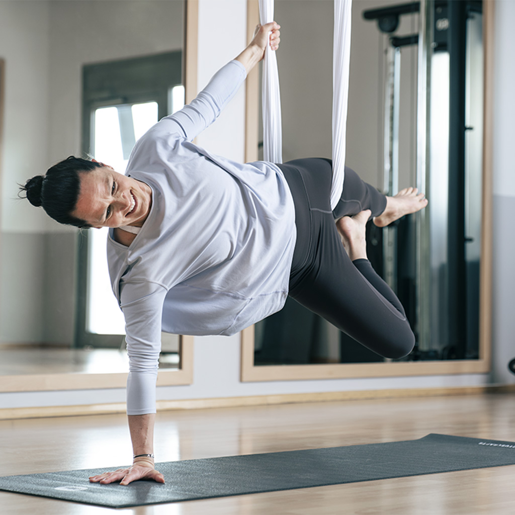 Free Floating Aerial Yoga mit Simone