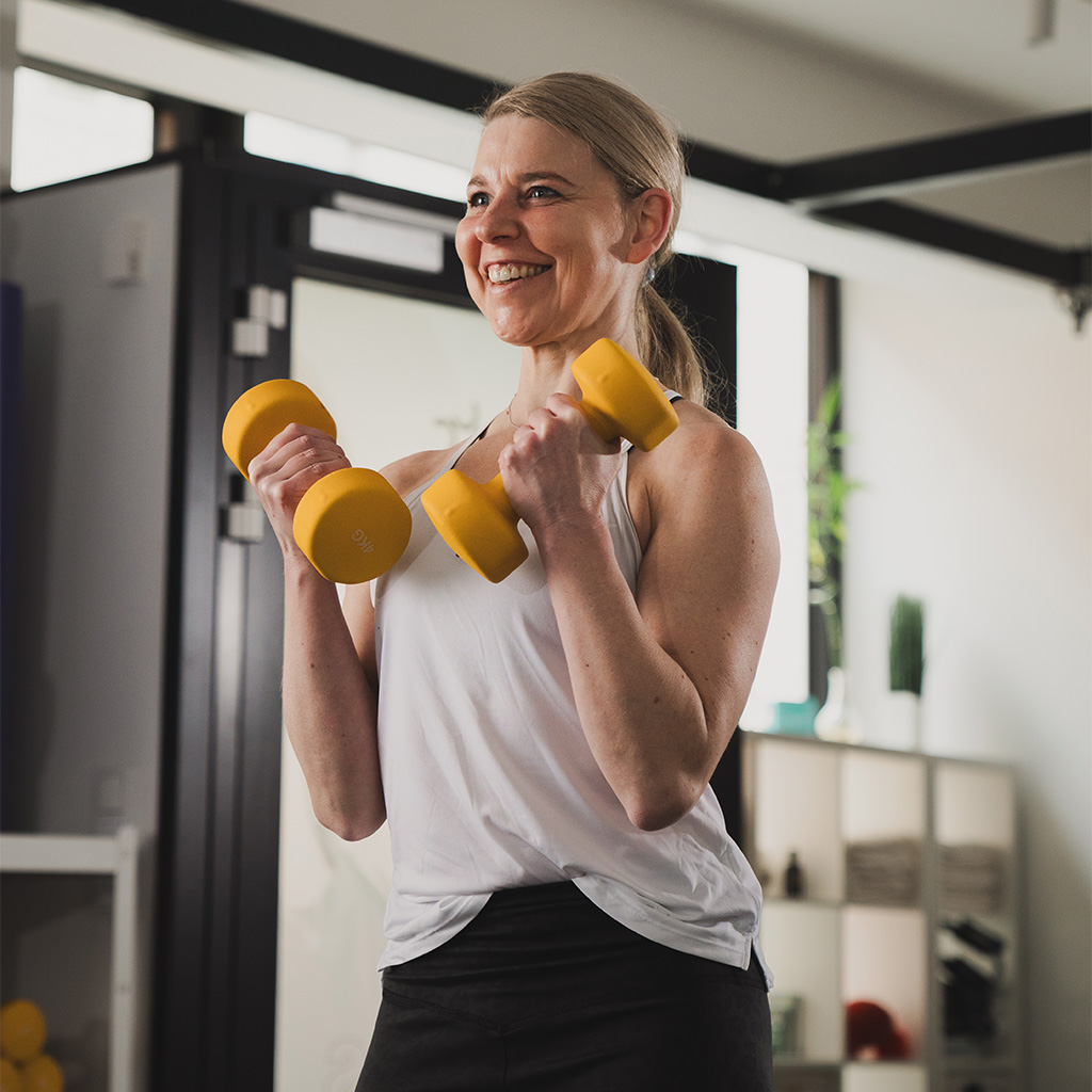 Fatburner Gruppenkurs ein intensives Ganzkörpertraining, das speziell darauf ausgelegt ist, Fettverbrennung und Muskeldefinition zu unterstützten.