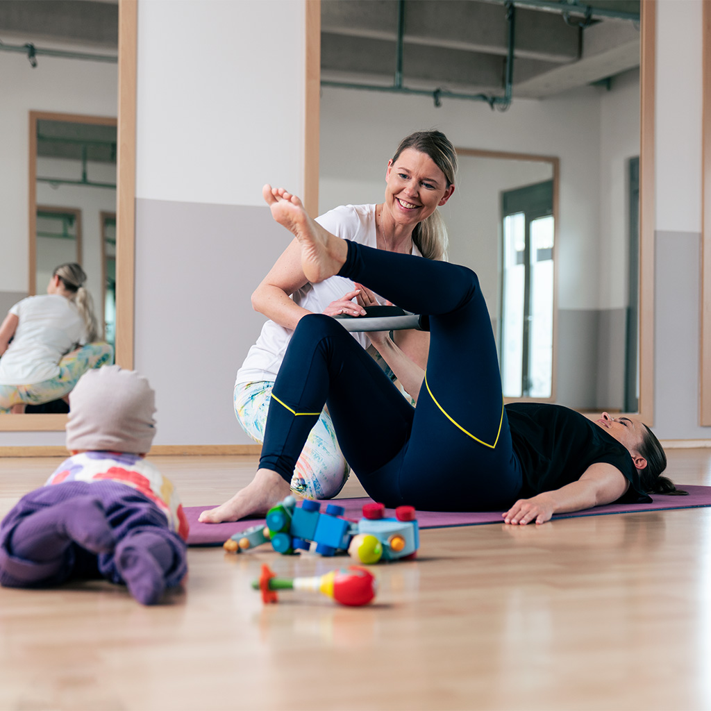 Mutter alleine oder mit Kind im im Fitnesskurs.
