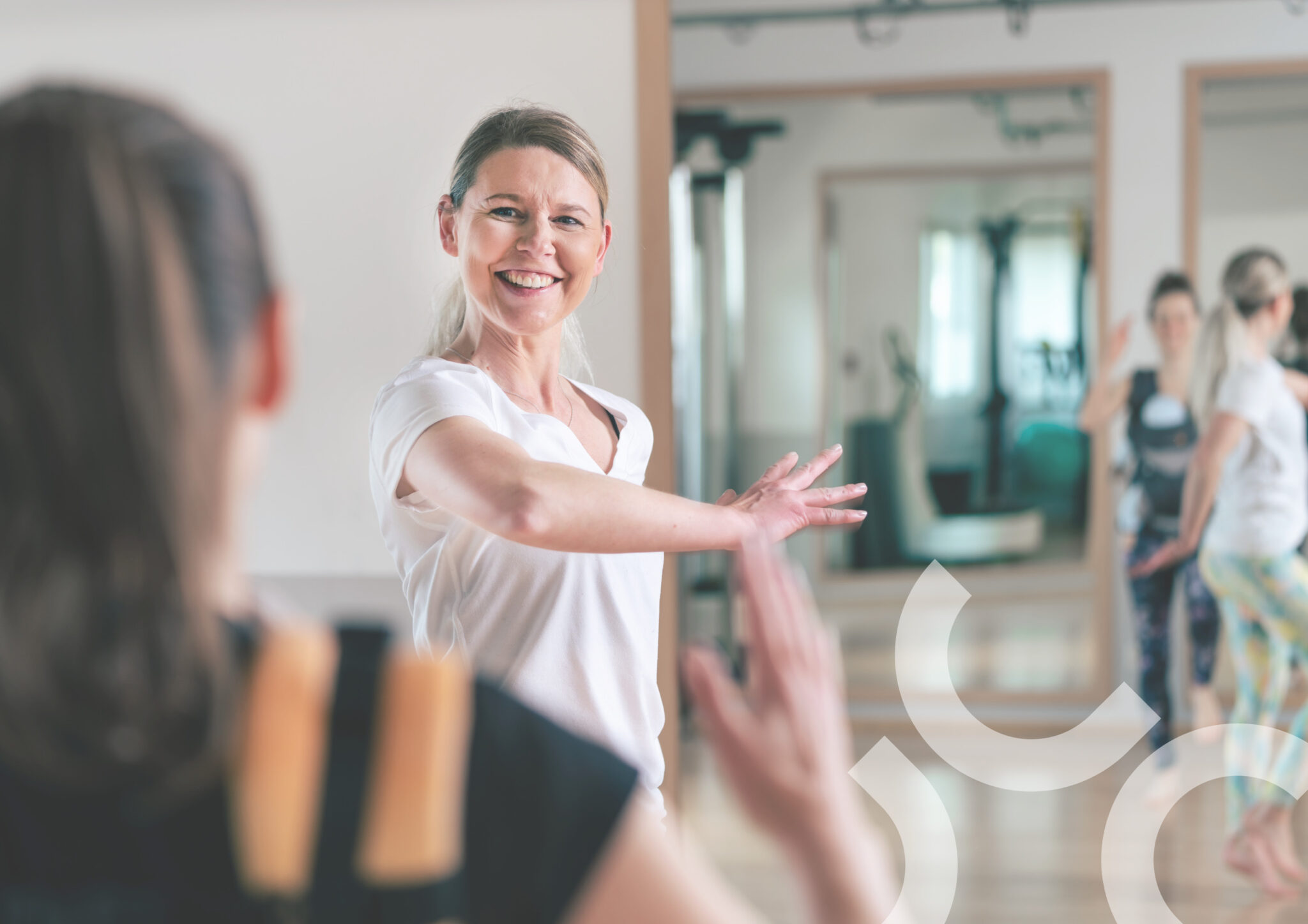 Mama-Workout: Janine macht eine sanfte Übung mit Baby im Raum.