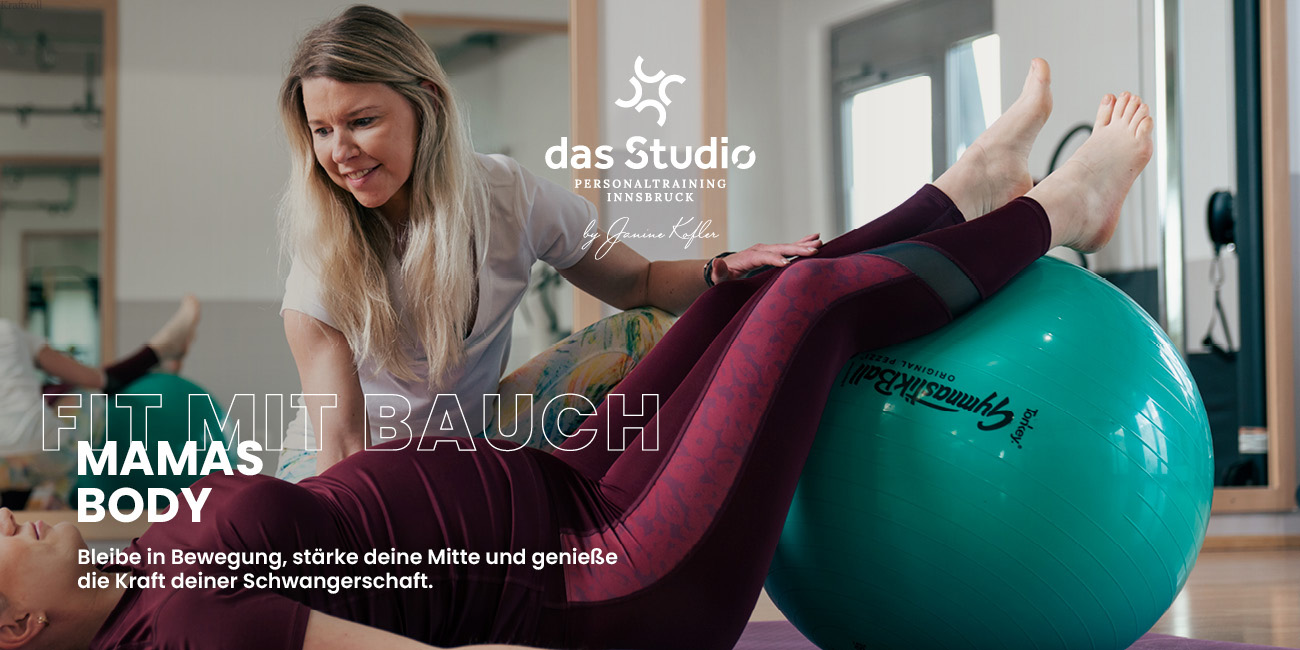Trainerin unterstützt eine schwangere Frau bei einer Übung mit dem Gymnastikball im Fitnessstudio.