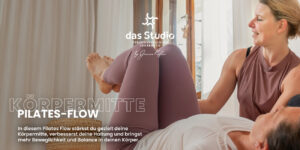 Trainerin unterstützt eine Teilnehmerin bei einer Pilates-Übung auf der Matte.